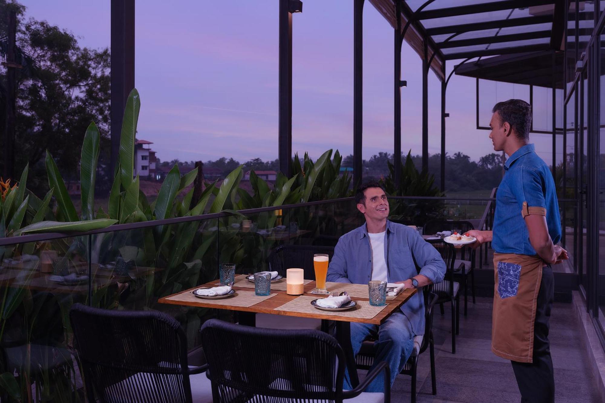 Courtyard By Marriott Goa Colva Hotel Exterior foto